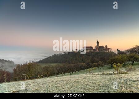 Sunrise over the Leuchtenburg with fog over the Saale valley. Stock Photo