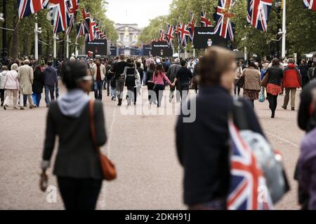 GREAT BRITAIN / England / London /Crowds gather on The Mall during the Diamond Jubilee Buckingham Palace Concert on June 4, 2012 in London, England. Stock Photo