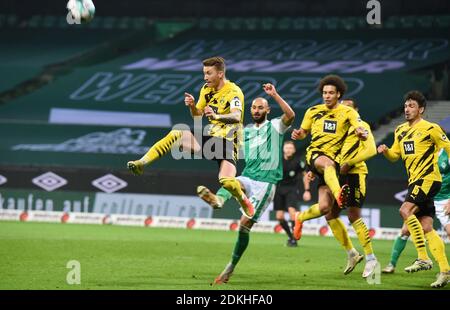 Bremen, Germany. 15th Dec, 2020. Football: Bundesliga, Werder Bremen - Borussia Dortmund, Matchday 12. Dortmund's Marco Reus (l) clears the ball from Werder's Ömer Toprak. Credit: Carmen Jaspersen/dpa - IMPORTANT NOTE: In accordance with the regulations of the DFL Deutsche Fußball Liga and/or the DFB Deutscher Fußball-Bund, it is prohibited to use or have used photographs taken in the stadium and/or of the match in the form of sequence pictures and/or video-like photo series./dpa/Alamy Live News Stock Photo