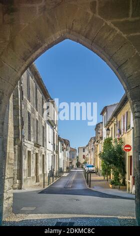 Rue Theaulon in the medieval walled town of Aigues-Mortes, seen through the southwestern city gate in the ramparts, Petite Camargue, Gard department, Stock Photo