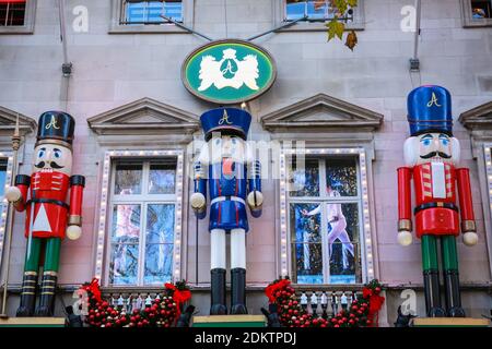 London, UK. 15 December 2020. Annabel's - Christmas decorations in front of the Private Members Club in Mayfair. Credit: Waldemar Sikora