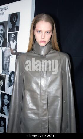 Dwelling Disse bund Model Abby Champion at Ferragamo fashion show, Milano, Italy February 2020  Stock Photo - Alamy