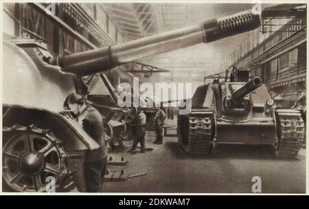World War II. Assembly of powerful self-propelled artillery installations at one of the Ural factories. USSR. 1941-1945 Stock Photo