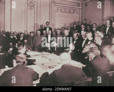 Treaty of Brest-Litovsk (Ukraine–Central Powers) signing. In centre: Ottokar Graf Czernin von und zu Chudenitz, Maximilian von Hoffmann, Richard von K Stock Photo