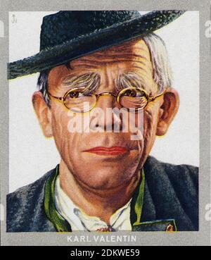 German antique cigarettes cards. Monopol Cigarettes 'series Künstler Im Film'. Karl Valentin, German actor and comedian. 1937 Karl Valentin (born Vale Stock Photo