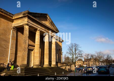 UK, England, Oxfordshire, Chipping Norton, High Street, 1842 Town Hall, neoclassical collonaded portico Stock Photo