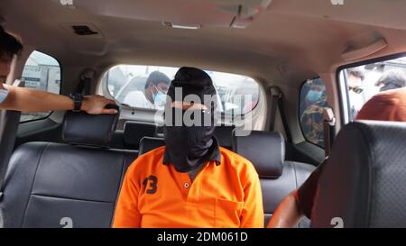 Tangerang, Indonesia. 16th Dec, 2020. Police escort 57-year-old Zulkarnaen, a senior leader of the Al-Qaeda-linked Jemaah Islamiyah (JI), who had been on the run for his alleged role in the 2002 Bali bombings, upon arrival at Jakartas Soekarno-Hatta International Airport. (Photo by Fajrin Raharjo/Pacific Press) Credit: Pacific Press Media Production Corp./Ģ����ý Live News Stock Photo