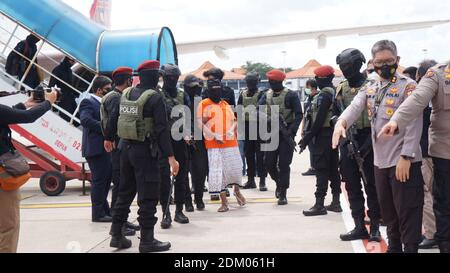 Tangerang, Indonesia. 16th Dec, 2020. Police escort 57-year-old Zulkarnaen, a senior leader of the Al-Qaeda-linked Jemaah Islamiyah (JI), who had been on the run for his alleged role in the 2002 Bali bombings, upon arrival at Jakartas Soekarno-Hatta International Airport. (Photo by Fajrin Raharjo/Pacific Press) Credit: Pacific Press Media Production Corp./Ģ����ý Live News Stock Photo