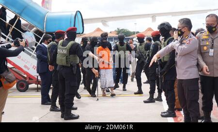 Tangerang, Indonesia. 16th Dec, 2020. Police escort 57-year-old Zulkarnaen, a senior leader of the Al-Qaeda-linked Jemaah Islamiyah (JI), who had been on the run for his alleged role in the 2002 Bali bombings, upon arrival at Jakartas Soekarno-Hatta International Airport. (Photo by Fajrin Raharjo/Pacific Press) Credit: Pacific Press Media Production Corp./Ģ����ý Live News Stock Photo