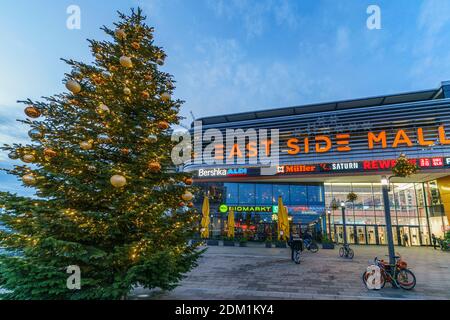 East Side Mall , Weihnachtsbaum, Einkaufszentrum, Friedrichshain, Berlin Stock Photo