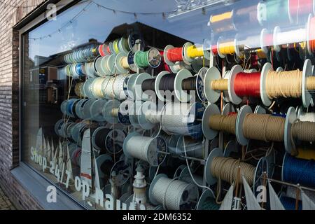 Shop window of a nautical shop in Lemmer, the Netherlands with rolls of ship ropes in various colors and thicknesses Stock Photo