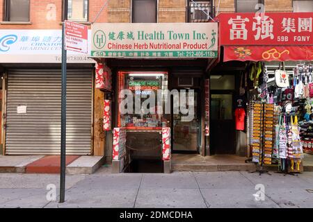 Health Town Inc 健康城, 59 Mott St, New York, NYC storefront photo of a Chinese herbal medicine shop in Manhattan Chinatown. Stock Photo