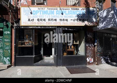 The Hunt, 27 Canal St, New York NYC storefront photo of jewelry and oddities store in Manhattan's gentrifying 'Dimes Square' Chinatown/Lower East Side Stock Photo