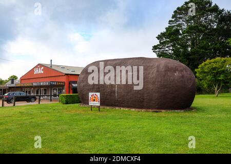 Built in 1977 by local potato grower, Jim Mauger, the Big Potato, located right in the heart of Robertson on the Illawarra Highway, Stock Photo