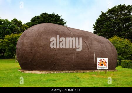 Built in 1977 by local potato grower, Jim Mauger, the Big Potato, located right in the heart of Robertson on the Illawarra Highway, Stock Photo