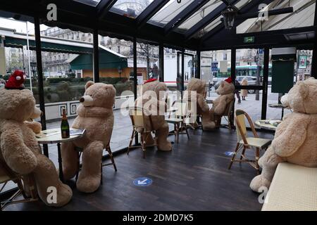 Paris, France. 16th Dec, 2020. Giant teddy bears are seen at the closed Les Deux Magots cafe in Paris, France, Dec. 16, 2020. France's health authorities on Wednesday reported 17,615 new COVID-19 infections over the past 24 hours, the biggest single-day increase since Nov. 21. Credit: Gao Jing/Xinhua/Alamy Live News Stock Photo