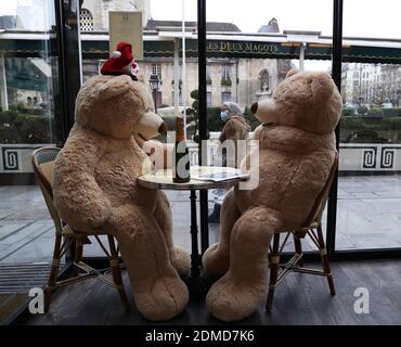 Paris, France. 16th Dec, 2020. Giant teddy bears are seen at the closed Les Deux Magots cafe in Paris, France, Dec. 16, 2020. France's health authorities on Wednesday reported 17,615 new COVID-19 infections over the past 24 hours, the biggest single-day increase since Nov. 21. Credit: Gao Jing/Xinhua/Alamy Live News Stock Photo