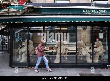 Paris, France. 16th Dec, 2020. Giant teddy bears are seen at the closed Les Deux Magots cafe in Paris, France, Dec. 16, 2020. France's health authorities on Wednesday reported 17,615 new COVID-19 infections over the past 24 hours, the biggest single-day increase since Nov. 21. Credit: Gao Jing/Xinhua/Alamy Live News Stock Photo