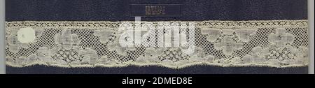 Border, Technique: bobbin lace, Edge of bobbin lace, staggered floral brackets; late 18th century Buckinghamshire., late 18th century, lace, Border Stock Photo