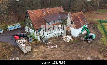 Rettmer, Germany. 15th Dec, 2020. The Möllering villa is being gutted. (Aerial view with a drone). The building was once a listed building. In May 1945, the British negotiated the surrender of Hamburg with a delegation of the Wehrmacht in the Möllering Villa. Credit: Philipp Schulze/dpa/Alamy Live News Stock Photo
