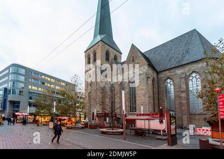Westenhellweg an der Petrikirche in der Dortmunder Innenstadt nach dem Lockdown, mit Ständen des Mini-Weihnachtsmarktes Stock Photo
