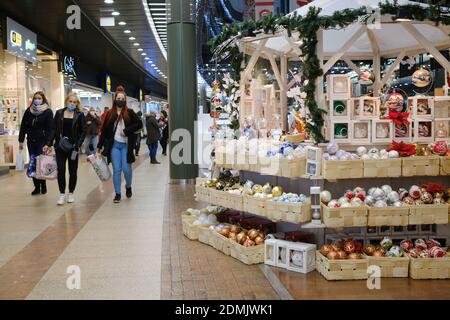 LUBIN, POLAND - DECEMBER 05, 2020. People with face masks during Christmas shopping in shopping mall Cuprum Arena. Stock Photo