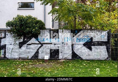 'Leave No-one Behind' graffiti on wall in Mitte, Berlin,Germany Stock Photo