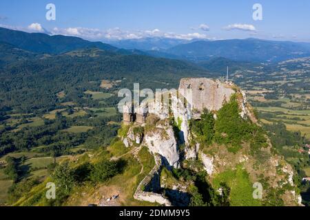 Roquefixade (south of France), on 2019/07/15: Perched atop a cliff, aerial view of the remains of the Roquefixade Cathar castle dating back to the ele Stock Photo