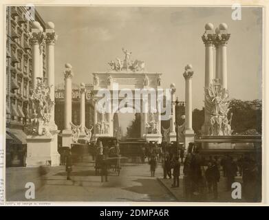 The Dewey Arch, Madison Square, New York, Photographic print on paper, Photograph of the Dewey arch at Madison Square. The arch is flanked on either side by a colonnade and people are walking in the center., USA, 1899, architecture, Photograph, Photograph Stock Photo