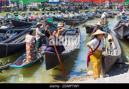 Longboats visit Nam Pan five day market, Inle Lake, Shan State, Myanmar (Burma), Asia in February Stock Photo