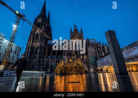 First day of the Christmas Lockdown in the Corona Crisis, empty Roncalliplatz at Cologne Cathedral, usually the big Christmas market takes place here Stock Photo