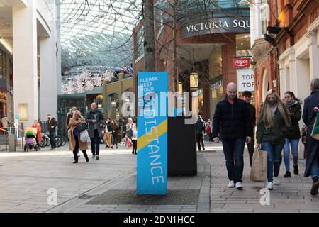 Belfast, County Antrim, N, Ireland. 17th Dec, 2020. Shoppers in Belfast hunt for last minute bargains as Northern Ireland faces another 6 week lockdown. Health officials have proposed a six-week lockdown across NI in a bid to curb the spread of the virus. NI ministers could approve it to take effect from 28 December, but the details will be worked out on Thursday afternoon. It is believed it would include a review period after four weeks. On Thursday, a further 12 Covid-linked deaths were recorded in NI and a further 656 cases of the virus. Credit: Photo/Paul McErlane/Alamy Live News Stock Photo