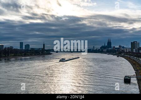 Skyline of Cologne, on the Rhine, view from the Zoobrücke bridge to the city centre, right, with the cathedral and the district of Deutz, left, Hohenz