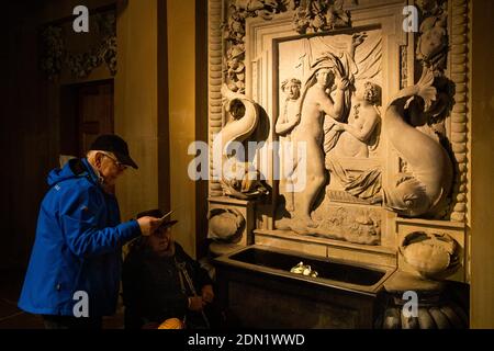 UK, England, Derbyshire, Edensor, Chatsworth House at Christmas, Lands Far Away, India, visitor in wheelchair at carved fountain Stock Photo