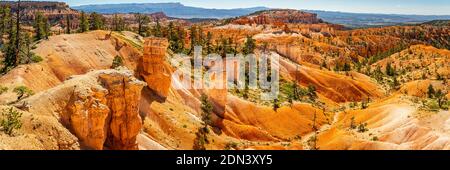 Hoodoos and eroded sandstone formations along the Queen's Garden and Navajo Loop hiking trails at Bryce Canyon National Park in Utah. Stock Photo