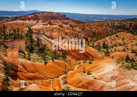 Hoodoos and eroded sandstone formations along the Queen's Garden and Navajo Loop hiking trails at Bryce Canyon National Park in Utah. Stock Photo