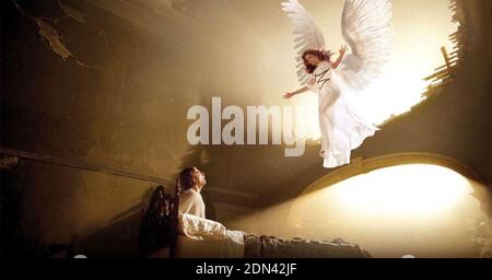 ANGELS IN AMERICA 2003 HBO miniseries with Justin Kirk and Emma Thompson Stock Photo