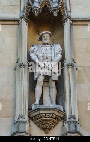Sculpture of King Henry VIII outside King's College in the University of Cambridge, Cambridgeshire England United Kingdom UK Stock Photo