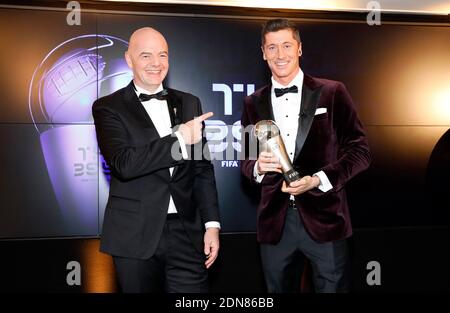 City Of Munich, Deutschland. 17th Dec, 2020. firo: 17.12.2020 Football, 1.Bundesliga, Saison 2020/2021, FIFA Men's Player 2020 trophy during the FIFA The BEST Awards ceremony, Vote for World Player of the Year 2020, Robert Lewandowski of FC Bayern Munich receives the FIFA Men's Player 2020 trophy by FIFA president Gianni Infantin Credit: Pool/Marco Donato-FC Bayern/Pool via Getty Images/via firo Sportphoto | usage worldwide/dpa/Alamy Live News Stock Photo