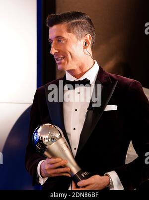 City Of Munich, Deutschland. 17th Dec, 2020. firo: 17.12.2020 Football, 1.Bundesliga, Saison 2020/2021, FIFA Men's Player 2020 trophy during the FIFA The BEST Awards ceremony, Election for World Footballer of the Year 2020, Robert LEWANDOWSKI 1st place, Robert Lewandowski of FC Bayern Munich receives the FIFA Men's Player 2020 trophy Credit: Pool/Marco Donato-FC Bayern/Pool via Getty Images/via firo Sportphoto | usage worldwide/dpa/Alamy Live News Stock Photo