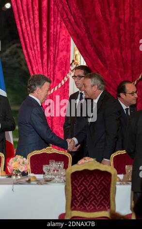 Colombian President Juan Manuel Santos shakes hands with Veolia Environnement CEO Antoine Frerot prior to a state dinner hosted by French President Francois Hollande as part of Santos's two-day state visit to France, at the Elysee Palace in Paris, France on January 26, 2015. Photo Pool by Gilles Rolle/ABACAPRESS.COM Stock Photo