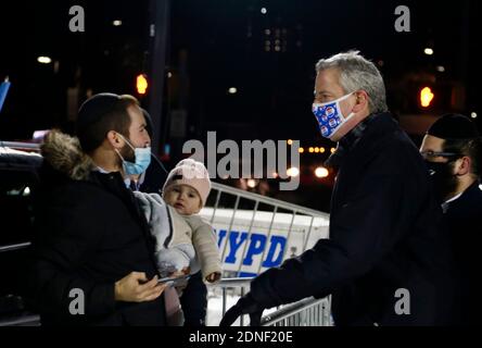 Brooklyn, New York, USA. 17th Dec, 2020. New York City Mayor Bill De Blasio attends the lighting of the largest Menorah in Brooklyn held at Grand Army Plaza in the Park Slope section of Brooklyn, New York City on December 17, 2020. Credit: Mpi43/Media Punch/Alamy Live News