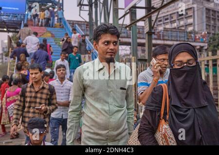 A Muslim couple outside Marine Lines railway station in Mumbai, India,  the woman's face covered with a niqab Stock Photo