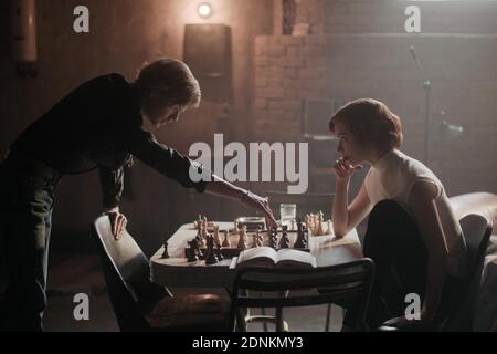 THOMAS BRODIE-SANGSTER and ANYA TAYLOR-JOY in THE QUEEN'S GAMBIT (2020), directed by ALLAN SCOTT and SCOTT FRANK. Credit: FILMCRAFT/WONDERFUL FILMS/NETFLIX / Album Stock Photo
