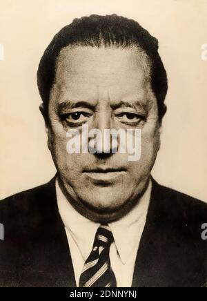 Hugo Erfurth, Ludwig Mies van der Rohe, paper, oil print, image size: height: 38,4 cm; width: 27,6 cm, label: cardboard verso: top left in typescript: Hugo Erfurth added by hand in lead: Mies v. d. Rohe; lower right in typescript: HUGO ERFURTH (1874-1948): PORTRAIT MIES VAN DER ROHE, oil print, Inv. No. 263 A, inscribed: cardboard and: in lead: oil print; cabinet 14/15, upper drawer, stamp: cardboard and right: inventory stamp of the Staatliche Landesbildstelle, handwritten in lead supplemented: 263 A, inscribed: Passepartout o.: left in lead: 220; right in lead: 233, portrait photography Stock Photo