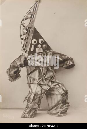 Minya Diez-Dührkoop, dance mask technique by Lavinia Schulz, silver gelatin paper, black and white positive process, image size: height: 22,40 cm; width: 15,80 cm, signed: recto u. l.: handwriting copied into the image: Dührkoop, inscribed: recto and on the cardboard: handwritten in lead: old and new inv.no, repro no, 'Technik' (Holdt), theater photography, dancing Stock Photo