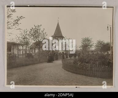 Atelier J. Hamann, Johann Hinrich W. Hamann, Hamburger Auswandererhallen auf der Veddel: On the promenade near the protestant catholic church building, Silver gelatine paper, black and white positive process, Total: Height: 17,8 cm; Width: 23,8 cm, Stamp: verso and right: Atelier für Photographie aller Art, Awarded, Hamburg 1899, Reporting photography, exterior of a church Stock Photo