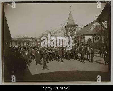 Atelier J. Hamann, Johann Hinrich W. Hamann, Auswanderer-Hallen auf der Veddel, parade with music on the promenade, silver gelatin paper, black and white positive process, Total: Height: 18,20 cm; Width: 24,30 cm, Atelier für Photographie aller Art prämiert Hamburg 1898, J. Hamann, Hamburg 36, Holstenplatz, 14 [not completely stamped], titled: verso on the cardboard: handwritten in lead: Hamburg Auswanderer-Hallen auf d. Veddel, parade with music on the promenade, reporting photography, exterior of a church, musicians, musical instruments, crowd, parade, parade (festivities), Veddel Stock Photo