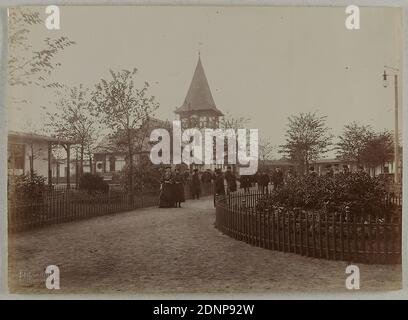 Atelier J. Hamann, Johann Hinrich W. Hamann, Auf der Promenade beim evangelisch-katholischen Kirchengebäude, Auswandererhallen auf der Veddel, collodion paper, black and white positive process, total: height: 17.2 cm; width: 23.7 cm, dry stamp: recto u. li.: J. HAMANN /Hamburg, J. Hamann, Hamburg 1, Neustädterstr, 66/68, Atelier für Photographie aller Art, Awarded Hamburg 1899, inscribed: handwritten in lead: Auswandererhallen Hamburg-Veddel, Protestant Catholic Church, reporting photography, exterior of a church, man, woman, hat, fence, wall, palisade, hist. Building, location, street, social Stock Photo