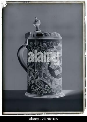 Wilhelm Weimar, Tumbler with grapes, glass negative, black and white negative process, total: height: 23.8 cm; width: 18 cm, numbered: top left : in black ink: 225, drinking vessels, arts and crafts, arts and crafts, industrial design, tendril ornament, flowers, grape, grapevine, work of applied art (ceramics), container (ceramics): vessel, jug, pot, vase, He taught himself the craft of photography Stock Photo